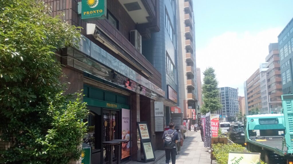 photo of the PRONTO cafe on the left side of the road