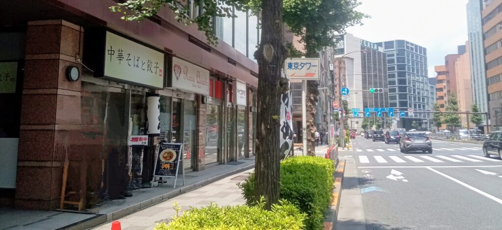 photo of a Chinese noodle shop on the left side of the road