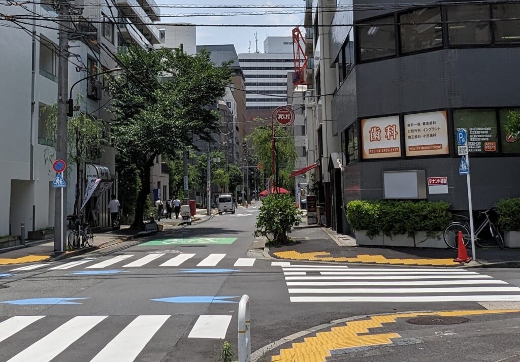 photo of an intersection with a dental clinic on the second floor